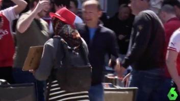 Los 'hooligans' del Arsenal vuelven a humillar a varios mendigos en el centro de Madrid