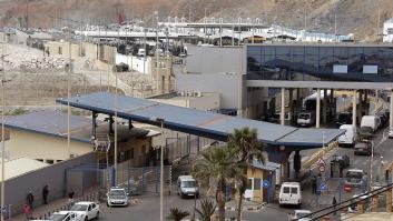 Una furgoneta con 52 migrantes revienta la frontera de Ceuta a gran velocidad