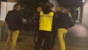 El joven agredido por un portero en Murcia ya consigue mantenerse en pie