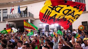 "¡Maricones! ¡Viva Franco!": Gritos a unos jóvenes que mostraron una bandera gay en un mitin de Vox