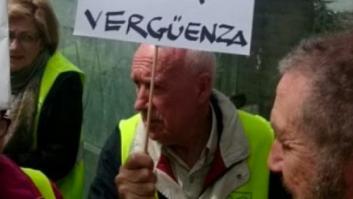 Una veintena de personas realiza un escrache ante el piso de lujo de Rouco Varela en Madrid