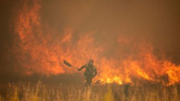 El incendio de Zamora se complica, arrasa ya 25.000 hectáreas y obliga a cerrar el AVE Madrid-Galicia