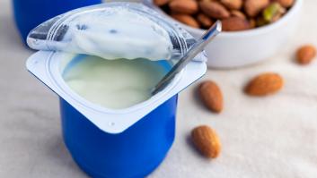 ¿Es bueno comerse el líquido del yogur o es mejor tirarlo por el fregadero?