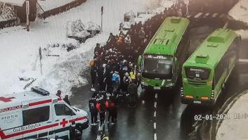 Atendidas por el frío un grupo de 150 personas que esperaban un autobús regional en Madrid