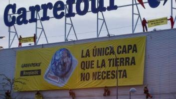 Greenpeace denuncia el uso excesivo de plástico colgando dos pancartas en Madrid