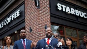 La decisión de Starbucks con la que intenta revertir las acusaciones de racismo