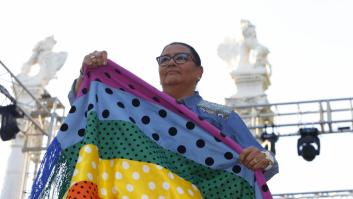 Patricia, diseñadora del mantón LGTBI de María del Monte: "La bandera tenía que tener sus lunares y su flecos"