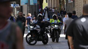 Atacan con líquido inflamable a dos sintecho en una calle de Barcelona