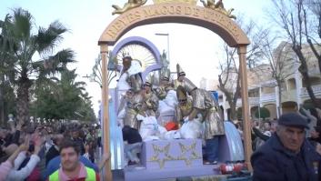 "No se puede ser más bestia": indignación por los objetos tirados en una cabalgata de Reyes de Andalucía