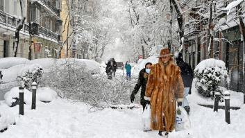 Quién es la misteriosa mujer del abrigo de piel que arrasa en Twitter tras la nevada
