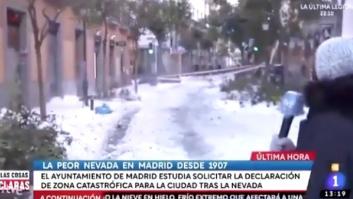 Una reportera de TVE habla en la calle sobre la nieve y pasa justo lo que está diciendo