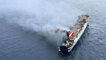 Técnicos acceden al ferry incendiado para evaluar daños y estudiar cómo remolcarlo