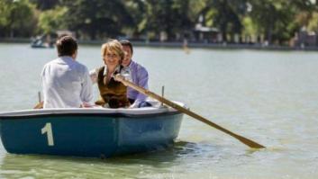Aguirre se da un paseo en barca por el Retiro y vuelve a hablar de los sintecho