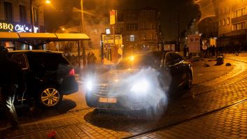 Apedrean el coche del rey de Bélgica durante una protesta contra la brutalidad policial