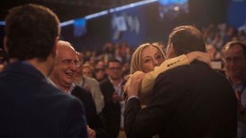 Rajoy saluda a Cifuentes en la inauguración de la convención del PP en Sevilla
