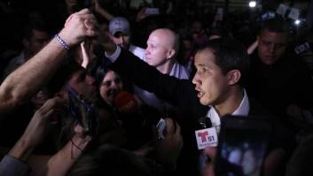 Guaidó pide retomar las protestas en un regreso a Venezuela entre golpes