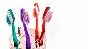 Por qué deberías lavar a conciencia tu cepillo de dientes