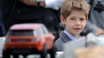 Sorprenden a un nieto de 10 años de la reina Isabel II conduciendo un coche