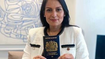 ¿Ves algo raro en este pasaporte? La contradicción de los nuevos documentos británicos