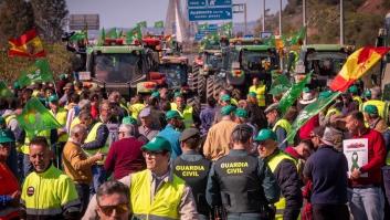 Los agricultores cortan la A-49 en Huelva en la frontera con Portugal para "internacionalizar el conflicto"