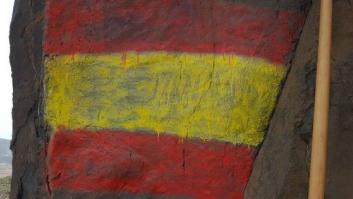 Pintan una bandera de España en un monumento prehispánico en Fuerteventura