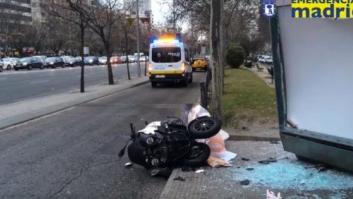 Cuatro heridos tras chocar un motorista contra una marquesina en Madrid