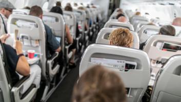 La imagen duele: lo que le pasó a un pasajero de avión cuando el de delante reclinó su asiento