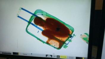 Hallan en la frontera de Ceuta a un niño de ocho años dentro de una maleta