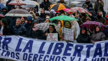 Negacionistas se manifiestan en Madrid sin mascarillas y con pancartas con faltas de ortografía