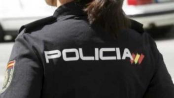 Dos policías salvan la vida a una niña de 2 años que se atragantó con una gominola en plena calle
