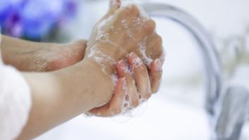 El problema de piel que puede acarrear lavarte tanto las manos y cuál es la solución