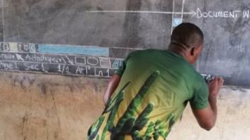 El cambio radical en la vida de Owura Kwadwo, el profesor que enseñaba informática pintando en la pizarra