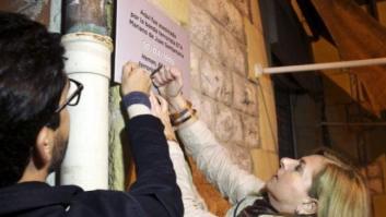 Placas clandestinas en recuerdo a las víctimas del terrorismo en Donostia