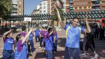 Pedro Sánchez juega al baloncesto con el joven con síndrome de Down que le preguntó en televisión