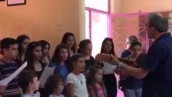 Una escuela griega recibe a niños refugiados cantándoles 'L'Estaca' de Lluís Llach