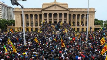 Sri Lanka colapsa: los manifestantes asaltan la residencia presidencial y queman la del primer ministro