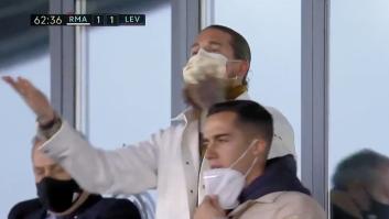 Lo nunca visto: los gritos de Sergio Ramos desde la grada provocan este delirante momento en el Real Madrid-Levante