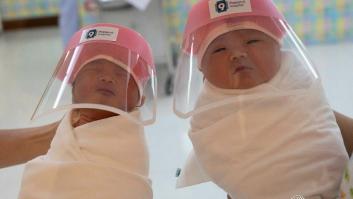 La explicación a la foto viral de dos bebés con un protector facial de plástico en un hospital de Bangkok