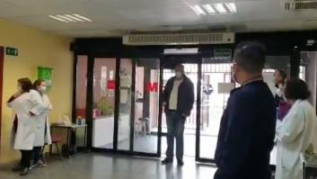 El emocionante homenaje de unos sanitarios de Madrid a un taxista que lleva pacientes sin cobrar