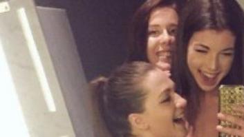 El 'selfie' de unas chicas antes de salir de fiesta que ha emocionado a Internet