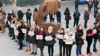 Varios colectivos piden la retirada de una escultura que muestra a una mujer arrodillada