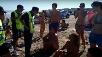 Un operativo con 20 policías y seis patrullas para expulsar a tres mujeres en topless de una playa