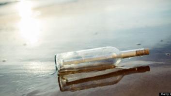 Hallan el mensaje dentro de una botella más antiguo del mundo en una playa de Australia