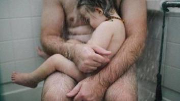 Juzgan a una fotógrafa por publicar en Facebook esta imagen de su marido con su hijo enfermo