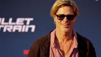 Brad Pitt impacta en la alfombra roja con falda y botas