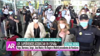 Rodeados de gente y Policía: así ha sido la comentada llegada de los 'Supervivientes' a España