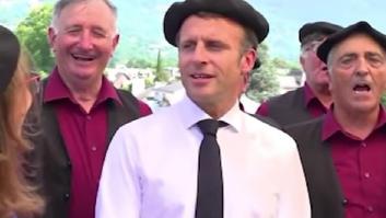 El momento 'tierra trágame' de Macron con un coro tradicional: ojo a su cara y a sus gestos