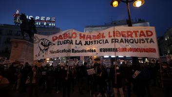 Medio centenar de estudiantes irrumpen en las oficinas de la Universidad de Barcelona contra el encarcelamiento de Hasel