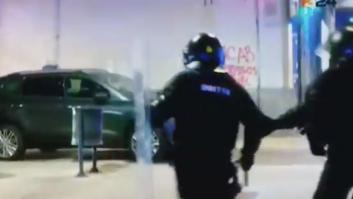 La delirante secuencia de un agente de los Mossos y un coche captada en directo por TV3