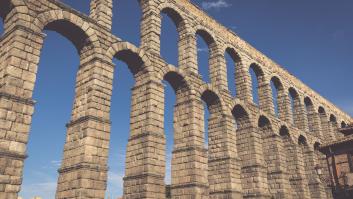 Esta es la multa que se ha llevado un conductor por cruzar el acueducto de Segovia en coche